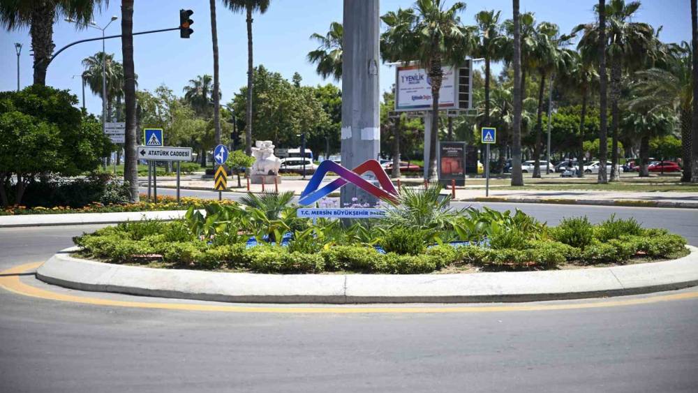 Mersin’i yaz çiçekleri süslüyor