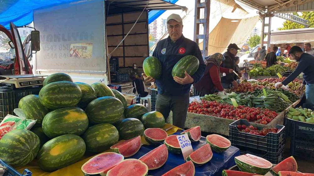 Karpuz pazara dilim dilim d&uuml;şt&uuml;: Kilosu 50 TL
