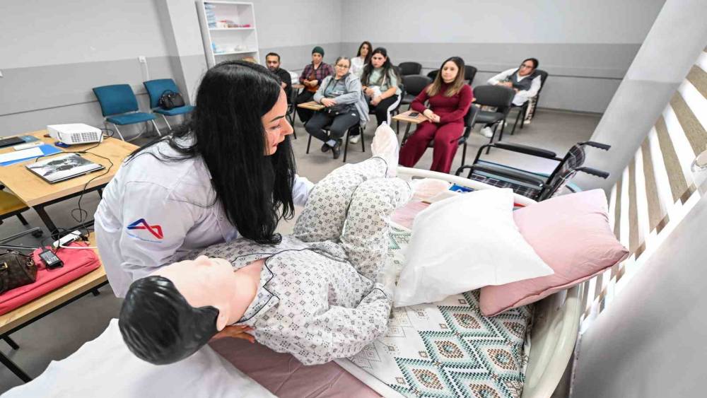 Mersin&rsquo;de &uuml;cretsiz kurslar istihdamın yolunu a&ccedil;ıyor
