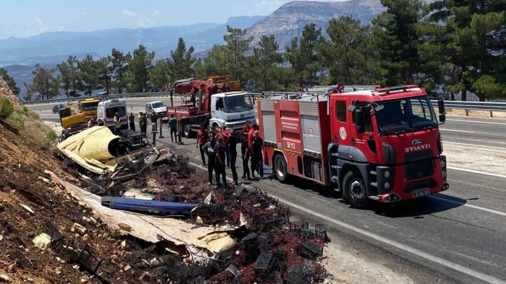 Devrilen kamyon hurdaya d&ouml;nd&uuml;, sıkışan s&uuml;r&uuml;c&uuml; kurtarıldı
