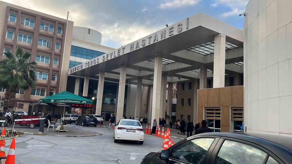 Hastane koridorlarında dolaşan k&ouml;pek tedirgin etti
