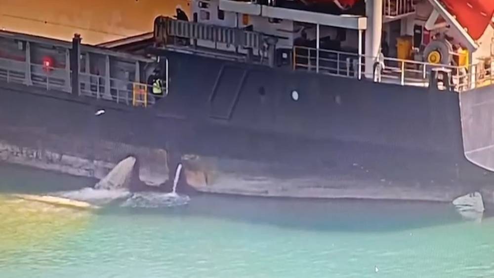 Mersin&rsquo;de denizi kirleten gemiye 13 milyon TL ceza kesildi, gemi rıhtıma bağlandı
