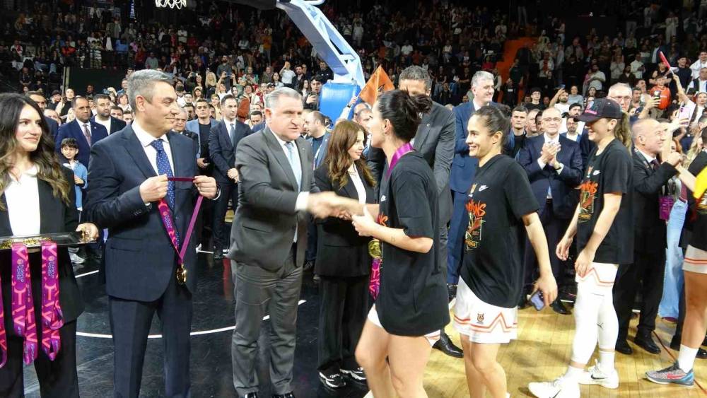 Bakan Bak, &Ccedil;BK Mersin&rsquo;in şampiyonluk sevincine ortak oldu
