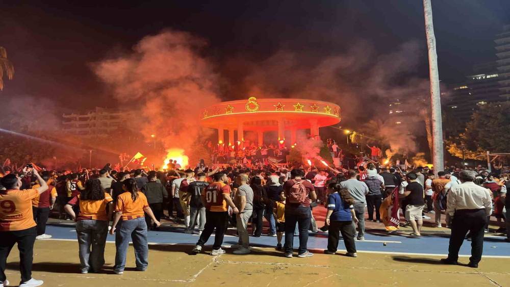 Mersin&rsquo;de Galatasaray&rsquo;ın şampiyonluğu b&uuml;y&uuml;k coşkuyla kutlandı
