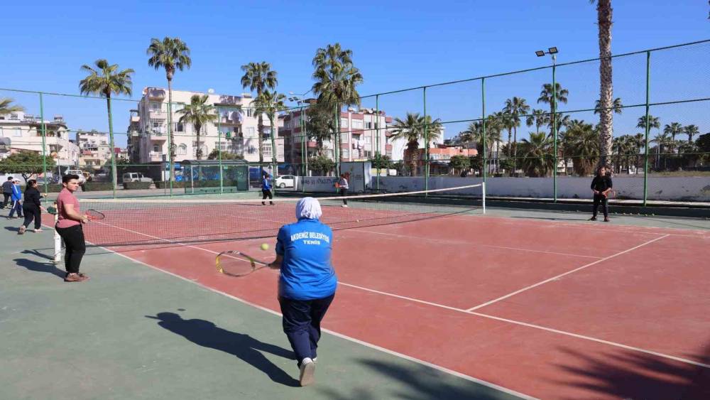 Akdeniz Belediyesinin tenis kursu gen&ccedil; yetenekleri yetiştiriyor
