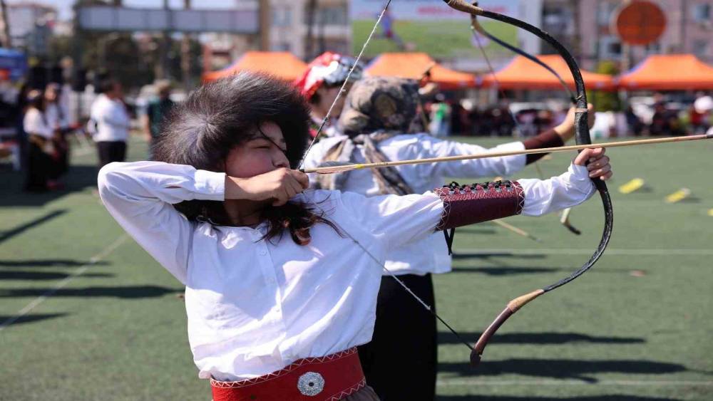 Mersin&rsquo;de geleneksel ok&ccedil;uluk ş&ouml;leni: 13 il&ccedil;eden 150 sporcu katıldı
