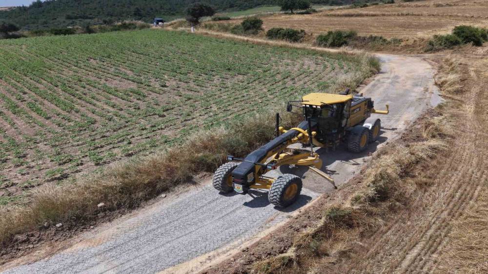 Tarsus Belediyesinden hasat &ouml;ncesi kırsal yollara bakım
