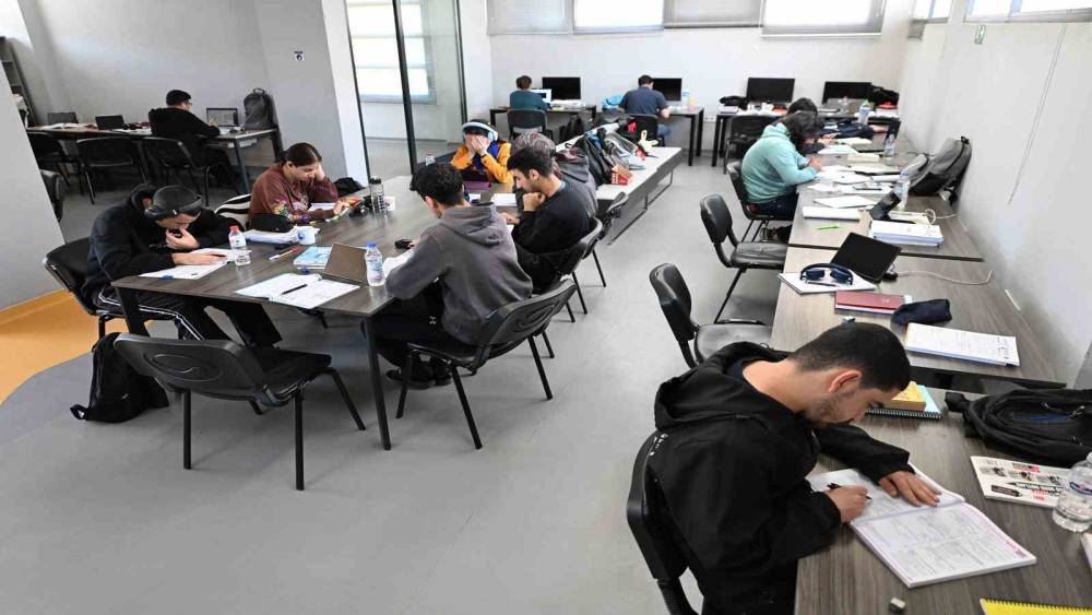 Mersin&rsquo;de okuma salonları &ouml;ğrencilerin ikinci adresi oldu
