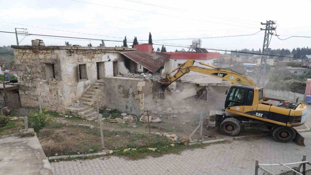 Mersin&rsquo;de metruk bina kontroll&uuml; şekilde yıkıldı
