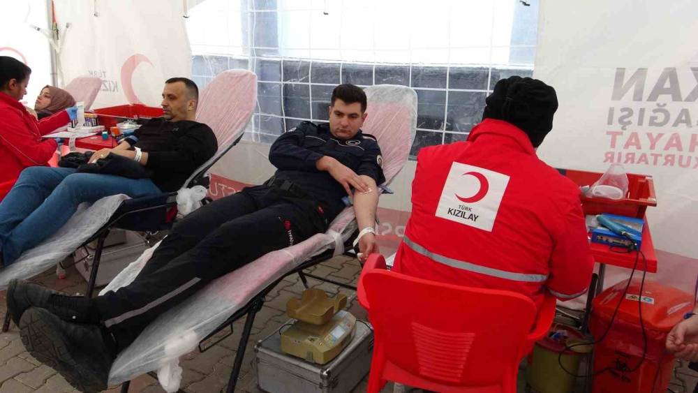 Mersin&rsquo;de kan veren itfaiye erleri &ouml;ğrencilerden alkış aldı
