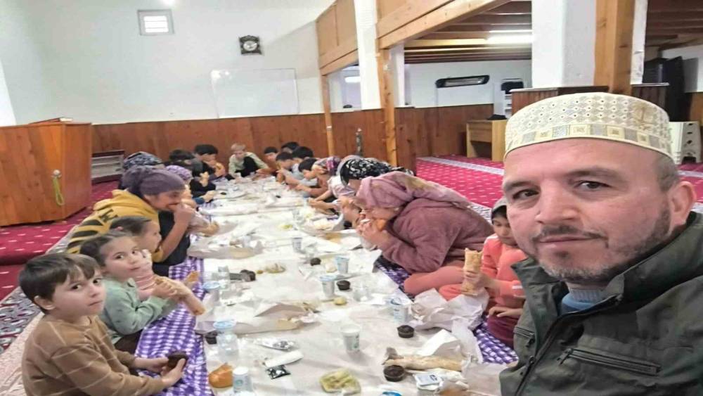 Silifke&rsquo;de &ccedil;ocuklar iftarını camide a&ccedil;tı
