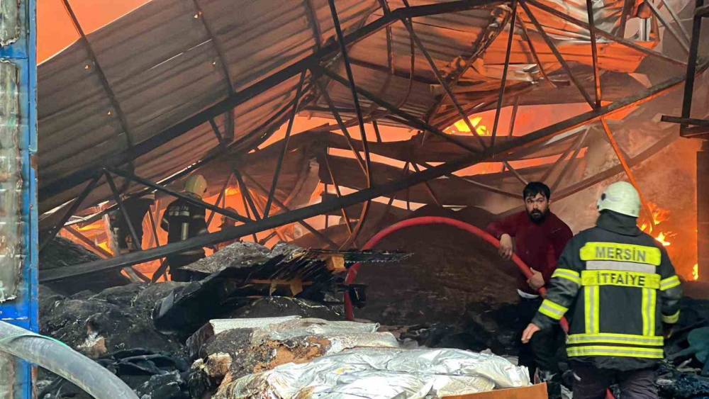 Mersin&rsquo;de plastik ham madde deposunda yangın: &Ccedil;ok sayıda itfaiye ekibi m&uuml;dahale ediyor
