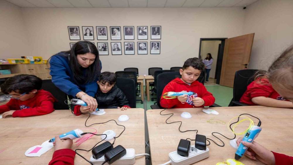 &Ccedil;ocuk kamp&uuml;s&uuml;nde &ccedil;ocuklar hem eğleniyor, hem de &ouml;ğreniyor
