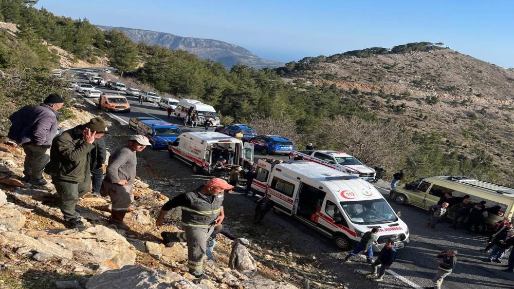 Mersin&rsquo;de iş&ccedil;i servisi u&ccedil;urumdan yuvarlandı: &Ouml;l&uuml; ve &ccedil;ok sayıda yaralı var
