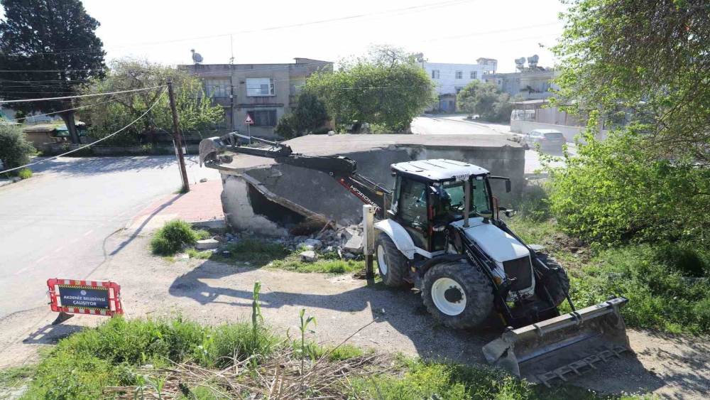 Akdeniz&rsquo;de tehlike sa&ccedil;an metruk yapılar yıkılıyor
