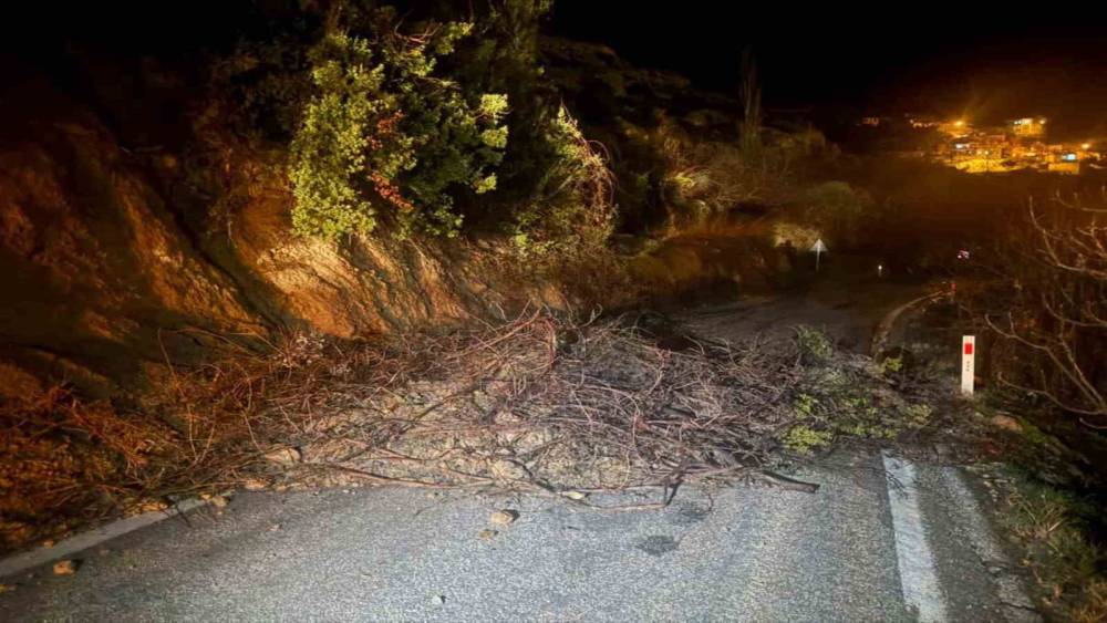 Mut&rsquo;ta aşırı yağış nedeniyle kapanan yol ulaşıma a&ccedil;ıldı
