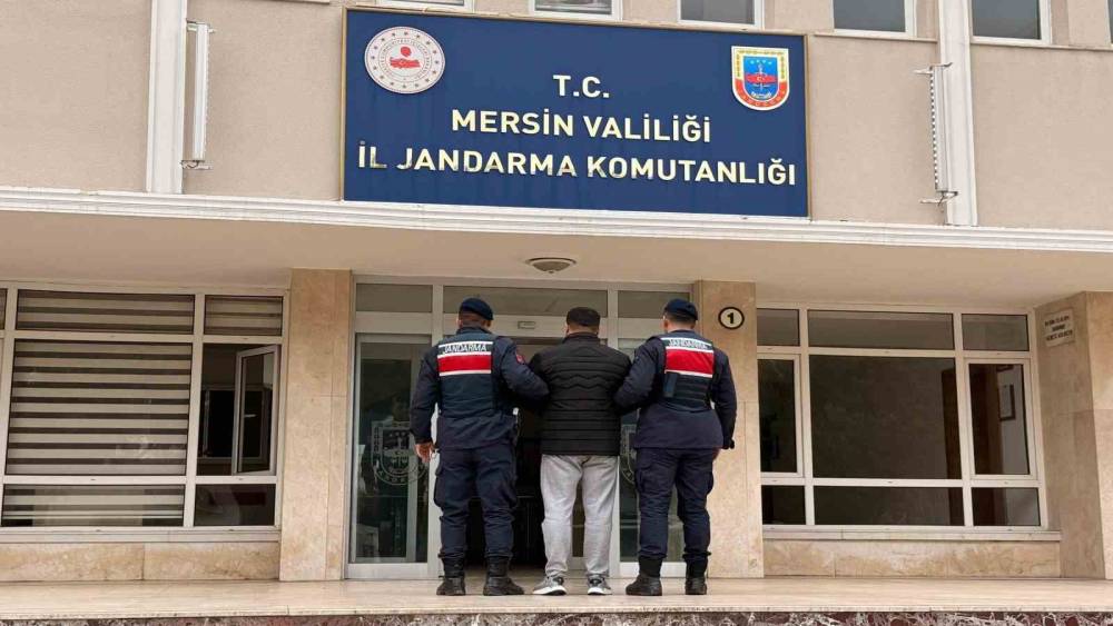 Plakasız ara&ccedil;la yakıt alıp ka&ccedil;tı, jandarma yakaladı
