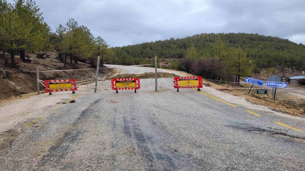 Mut&rsquo;ta aşırı yağış nedeniyle &Ccedil;ivi Mahallesi, S&ouml;ğ&uuml;t&ouml;z&uuml; yayla yolu ulaşıma kapandı
