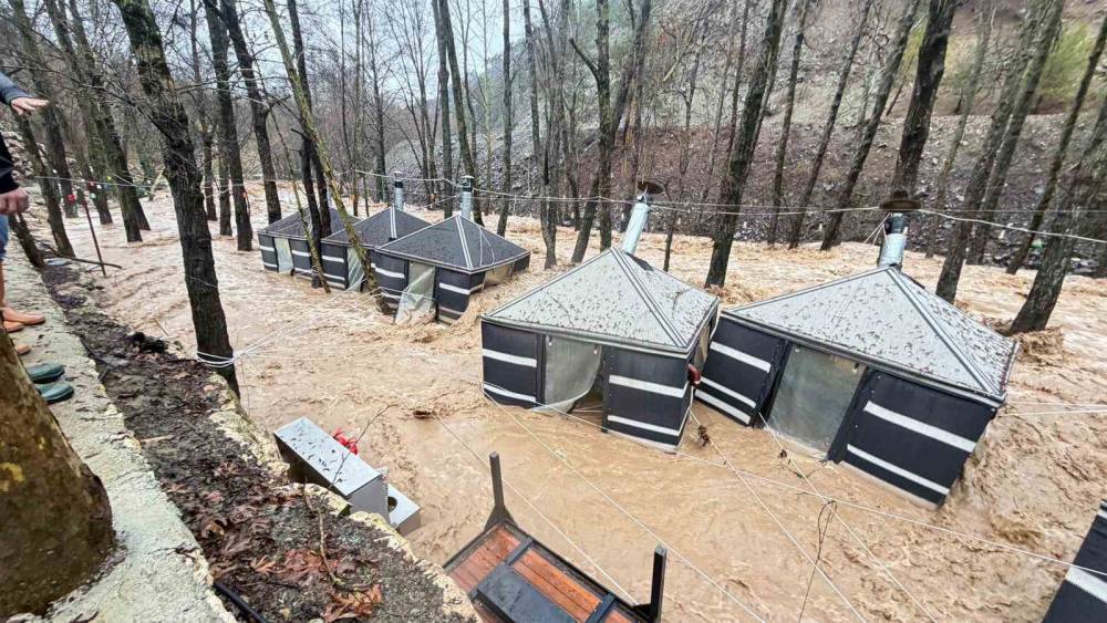 Sağanak Mersin&rsquo;i vurdu: Dereler taştı, restoran sular altında kaldı
