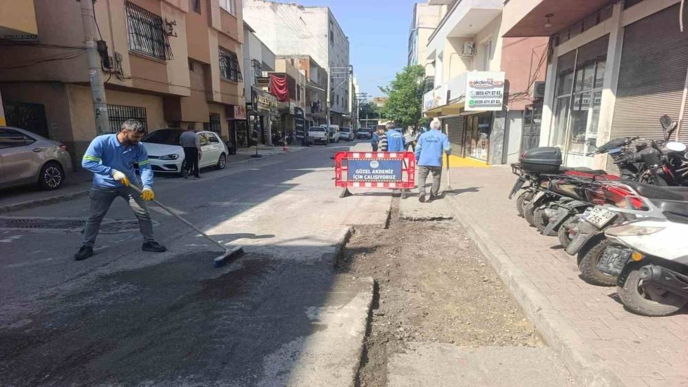 Akdeniz&rsquo;de yol ve kaldırımlar yenileniyor
