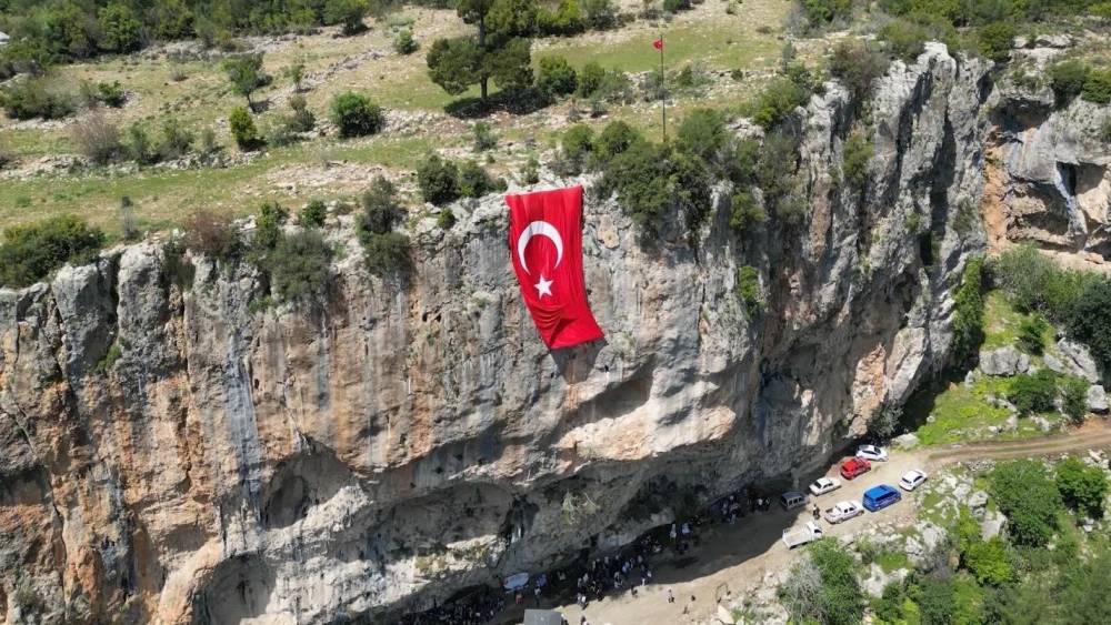 Aserin Kayası eşsiz manzarasıyla dikkat &ccedil;ekiyor
