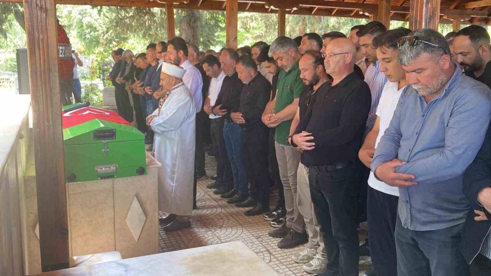 Girdiği denizde hayatını kaybeden gen&ccedil; hakem son yolculuğuna uğurlandı
