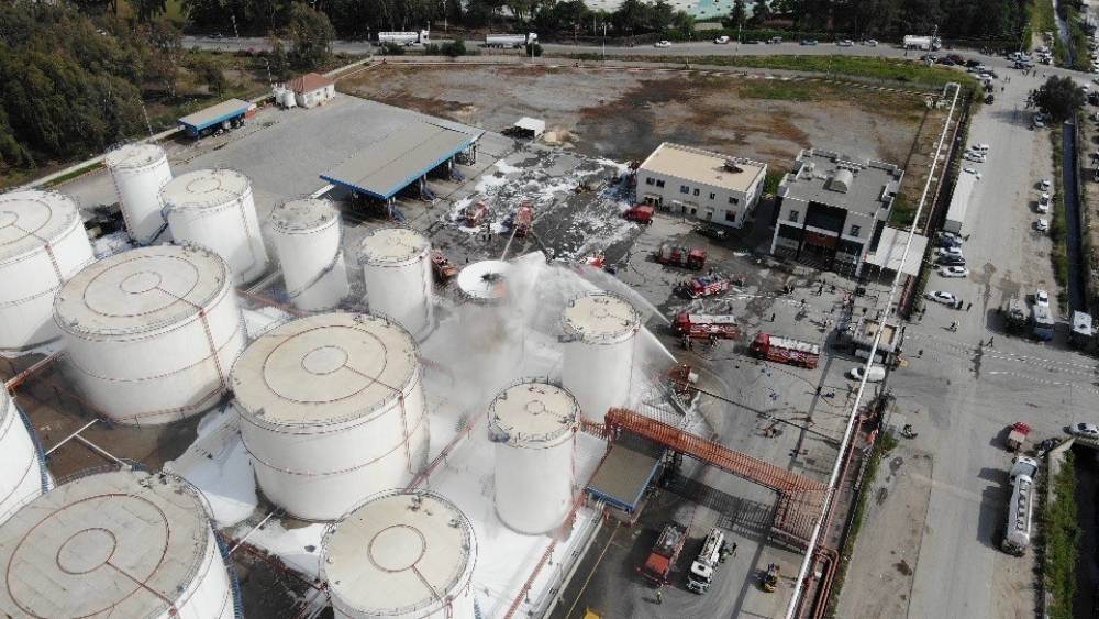 Mersin&rsquo;de yağ fabrikasındaki yangın havadan g&ouml;r&uuml;nt&uuml;lendi
