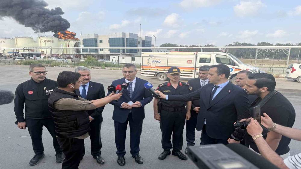 Mersin Valisi Toros: "&Ouml;nceliğimiz yangının diğer tanklara sı&ccedil;ramasını &ouml;nlemek"
