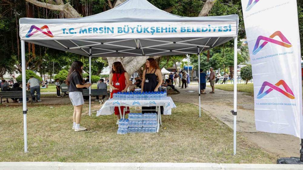Mersin B&uuml;y&uuml;kşehir Belediyesinden LGS g&uuml;n&uuml; su ikramı
