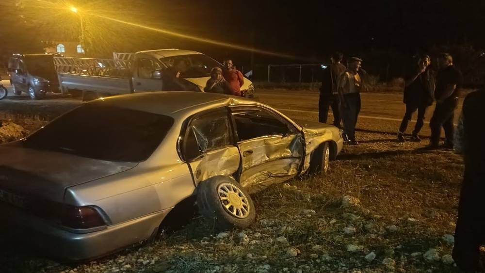 Otomobil ile kamyonet &ccedil;arpıştı: 2 yaralı
