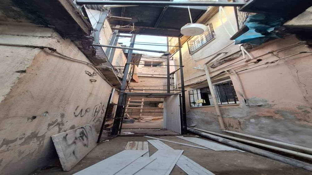 Bina dışına kurulan yük asansörü düştü: 80 yaşındaki kadın hayatını kaybetti
