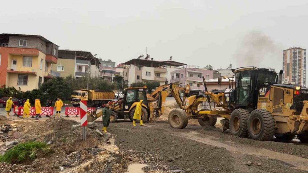 Tarsus&rsquo;ta sağanak yağışlara ekipler anında m&uuml;dahale etti
