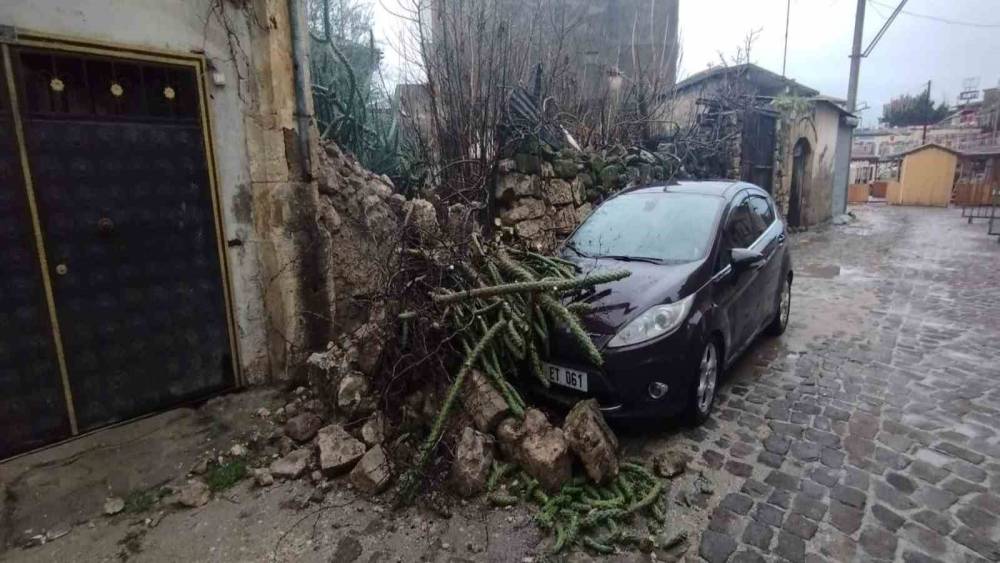 Tarsus&rsquo;ta duvar &ccedil;&ouml;kt&uuml;, park halindeki ara&ccedil; zarar g&ouml;rd&uuml;
