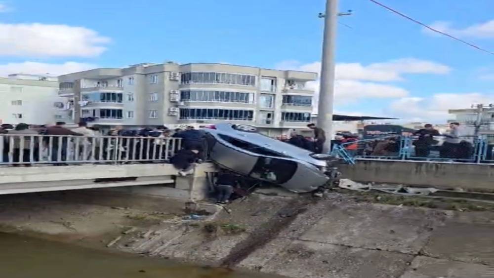 Kaza yapan ara&ccedil; k&ouml;pr&uuml;n&uuml;n korkuluklarında asılı kaldı, facia ucuz atlatıldı
