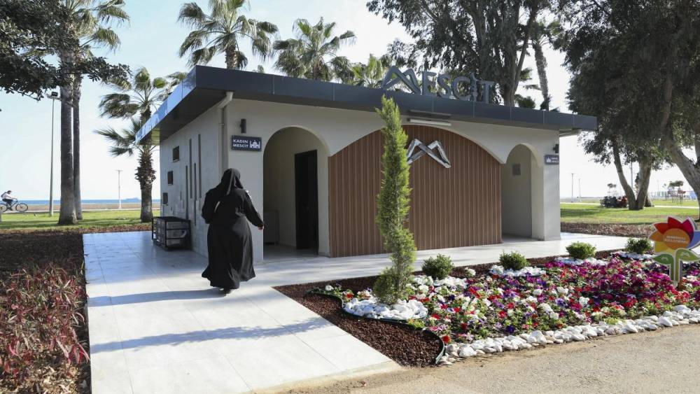 Mersin&rsquo;de sahil bandına modern mescit
