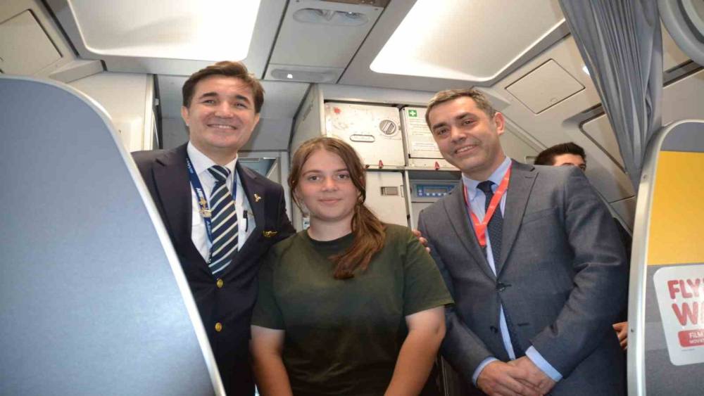 &Ccedil;ocuklar, ilk defa u&ccedil;ak g&ouml;rmenin mutluluğunu yaşadı

