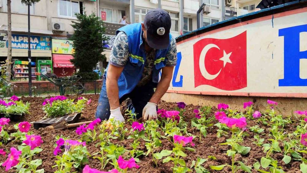 Akdeniz&rsquo;de parklar bahara hazır: 50 bin &ccedil;i&ccedil;ek toprakla buluşacak
