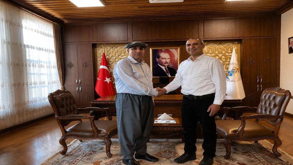 Silifke Kaymakamı Aslaner şalvar giyip kasket taktı, &ccedil;ift&ccedil;ilerin g&uuml;n&uuml;n&uuml; kutladı
