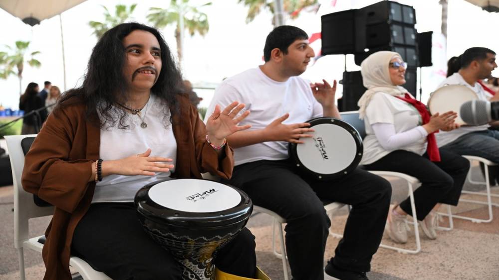Mersin&rsquo;de engeller sanat ve m&uuml;zikle aşıldı
