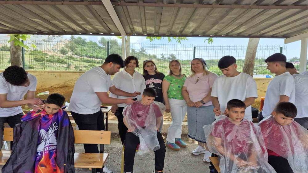 Bayram &ouml;ncesi anlamlı dokunuş: Miniklere &uuml;cretsiz tıraş
