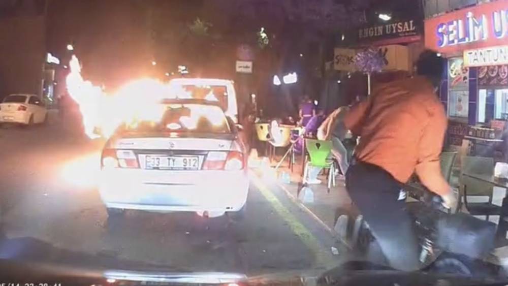 Mersin&rsquo;de motor kısmından alev alan otomobil paniğe neden oldu
