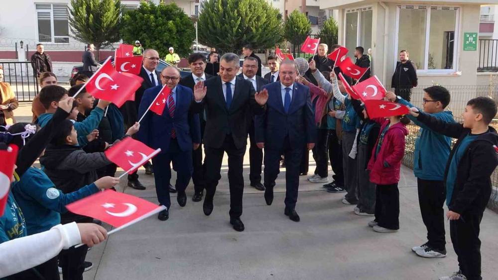 Karne g&uuml;n&uuml;nde duygulandıran t&ouml;ren: Şehitlerin ismi verilen okullar a&ccedil;ıldı
