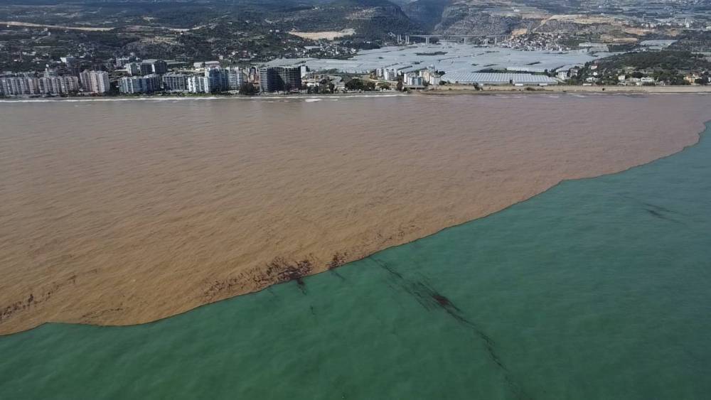 Derelerden Akdeniz&rsquo;e akan sel suları kıyı şeridini &ccedil;amura b&uuml;r&uuml;d&uuml;
