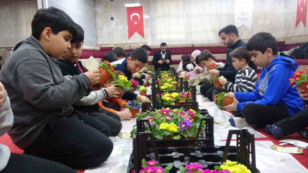 G&ouml;n&uuml;llere dokunan imam: &Ccedil;ocuklarla hazırladıkları &ccedil;i&ccedil;eklerle herkesi camiye davet ediyor
