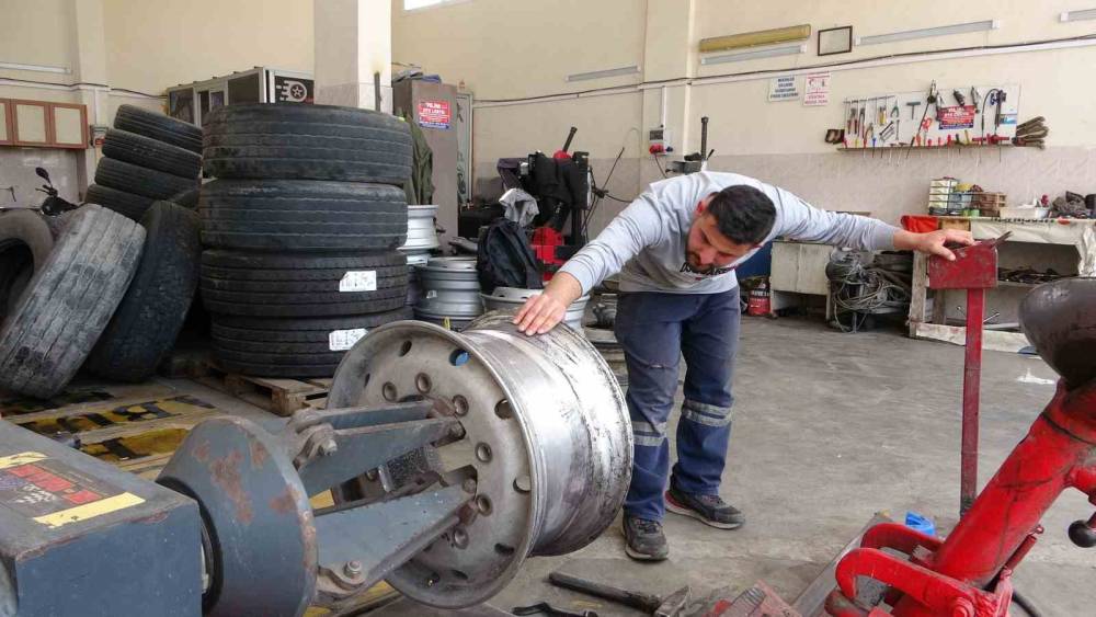 Mersin&rsquo;de kamyon lastiği şişirirken patladı: O anlar kamerada
