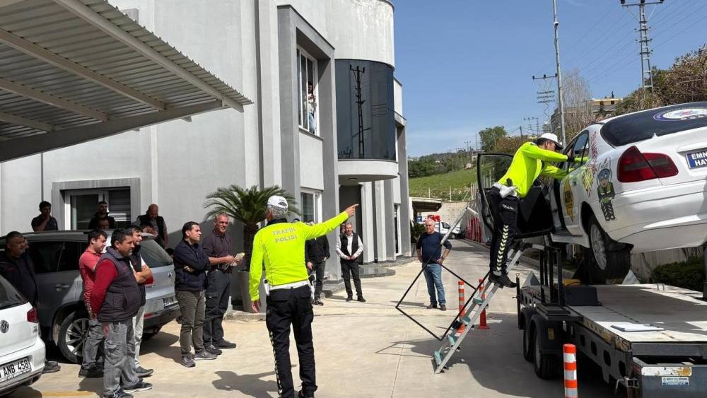 Mersin&rsquo;de trafik g&uuml;venliği i&ccedil;in s&uuml;r&uuml;c&uuml;lere uygulamalı eğitim
