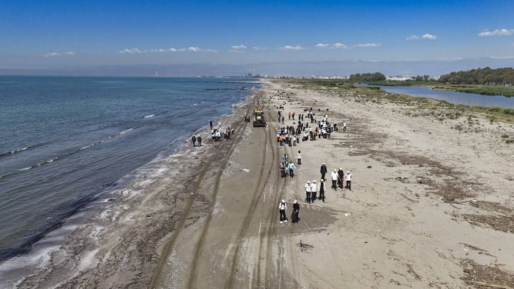 Mersin&rsquo;de &ouml;ğrenciler sahil temizliği i&ccedil;in seferber oldu
