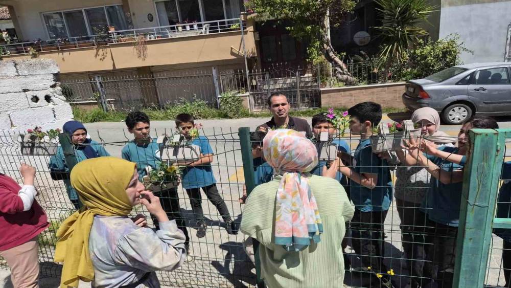 &Ouml;ğrenciler &ccedil;i&ccedil;eklerle iyilik mesajı verdi
