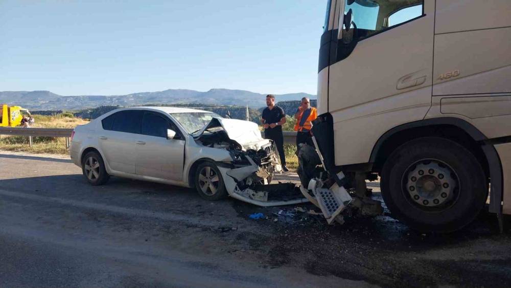 Otomobil ile tır kafa kafaya &ccedil;arpıştı: Anne ve kızı &ouml;ld&uuml;, baba ağır yaralandı

