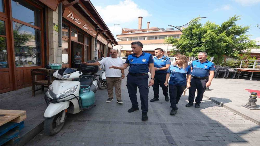 Tarsus&rsquo;ta zabıtadan esnafa ortak kullanım alanı bilgilendirmesi

